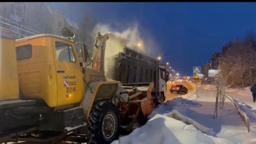 Максим Мартышин: Несмотря на праздники городские коммунальные службв ведут будничную уборку улиц от снега