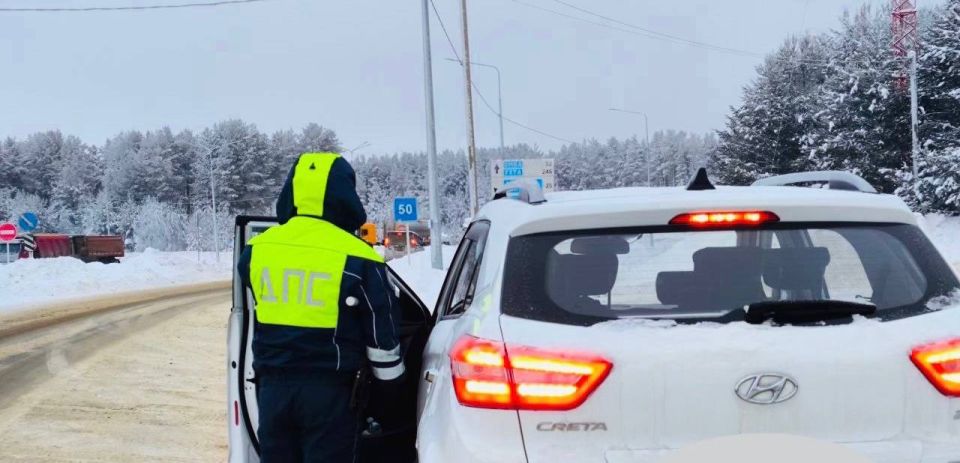 Сотрудники #Госавтоинспекции11 Усть-Вымского района проводят разъяснительную работу с водителями транспортных средств