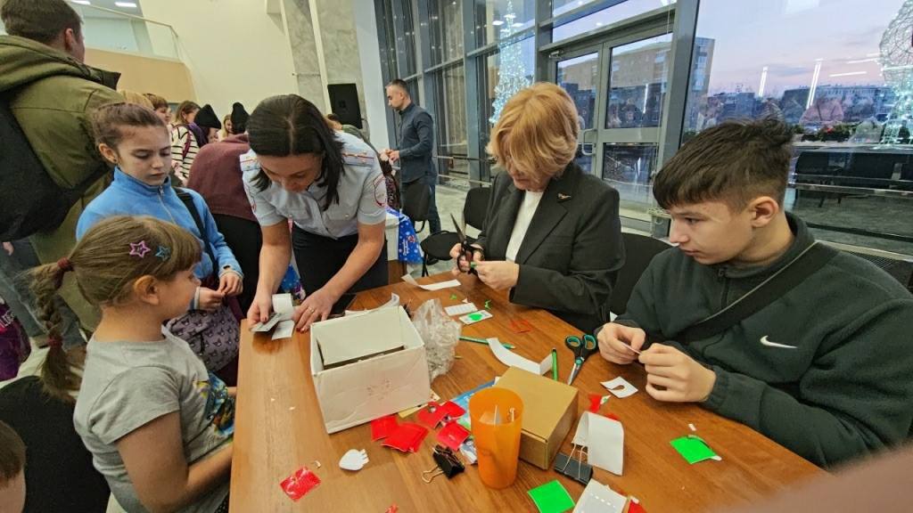 Глава муниципального округа «Ухта» приняла участие в мастер – классе по изготовлению СВЭ Глава муниципального округа «Ухта» приняла участие в мастер – классе по изготовлению СВЭ