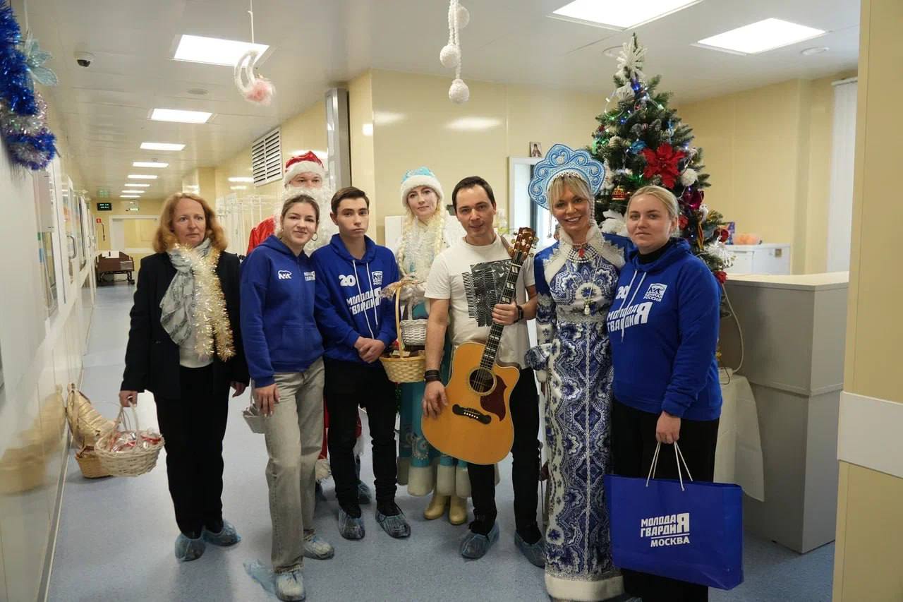 Единая Россия поздравляет участников СВО с Новым годом и отправляет на передовую праздничные гуманитарные посылки: Единая Россия поздравляет участников СВО с Новым годом и отправляет на передовую праздничные гуманитарные посылки: