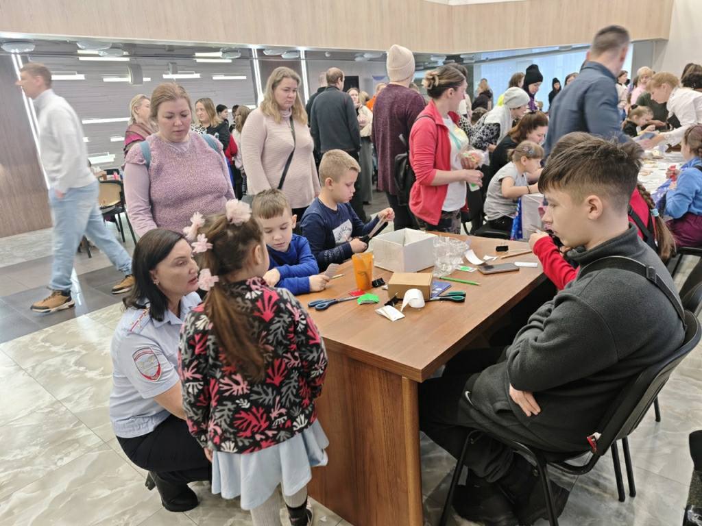 Глава муниципального округа «Ухта» приняла участие в мастер – классе по изготовлению СВЭ Глава муниципального округа «Ухта» приняла участие в мастер – классе по изготовлению СВЭ