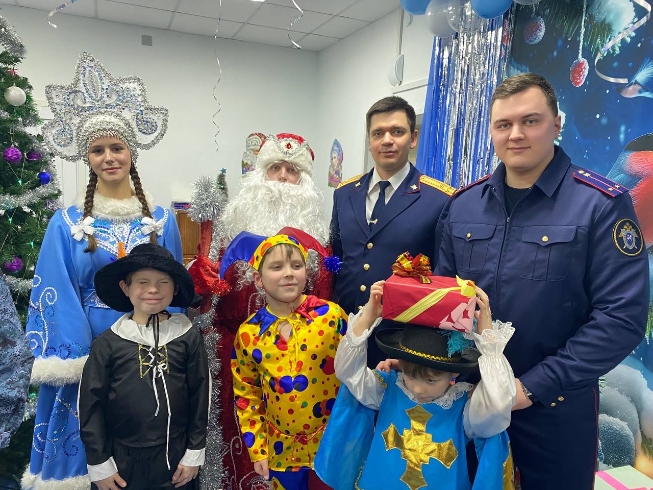 Следователи СК поздравили с новогодними праздниками воспитанников подшефных детских учреждений Следователи СК поздравили с новогодними праздниками воспитанников подшефных детских учреждений