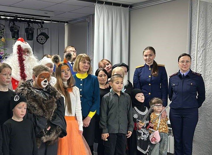 Следователи СК поздравили с новогодними праздниками воспитанников подшефных детских учреждений Следователи СК поздравили с новогодними праздниками воспитанников подшефных детских учреждений