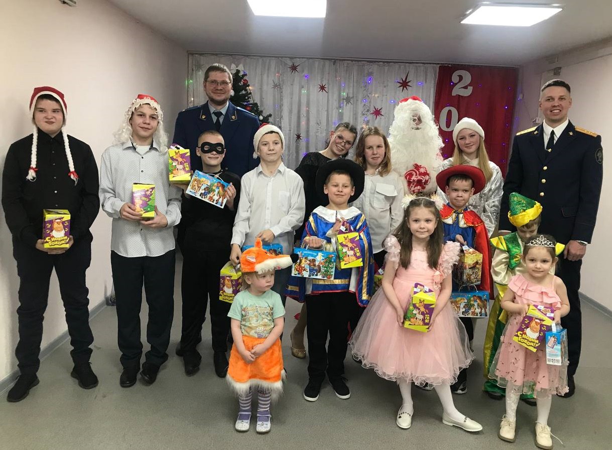 Следователи СК поздравили с новогодними праздниками воспитанников подшефных детских учреждений Следователи СК поздравили с новогодними праздниками воспитанников подшефных детских учреждений