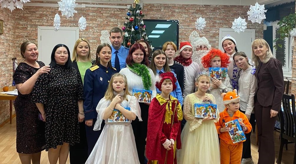 Следователи СК поздравили с новогодними праздниками воспитанников подшефных детских учреждений Следователи СК поздравили с новогодними праздниками воспитанников подшефных детских учреждений