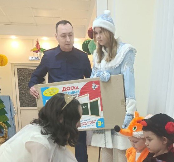 Следователи СК поздравили с новогодними праздниками воспитанников подшефных детских учреждений Следователи СК поздравили с новогодними праздниками воспитанников подшефных детских учреждений