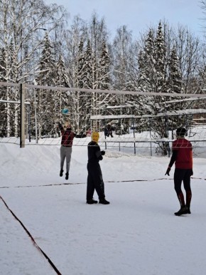 В столице Коми состоялись соревнования по волейболу на снегу