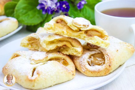 Ароматные творожные конвертики: легкий рецепт с яблоками и бананами для уютного чаепития