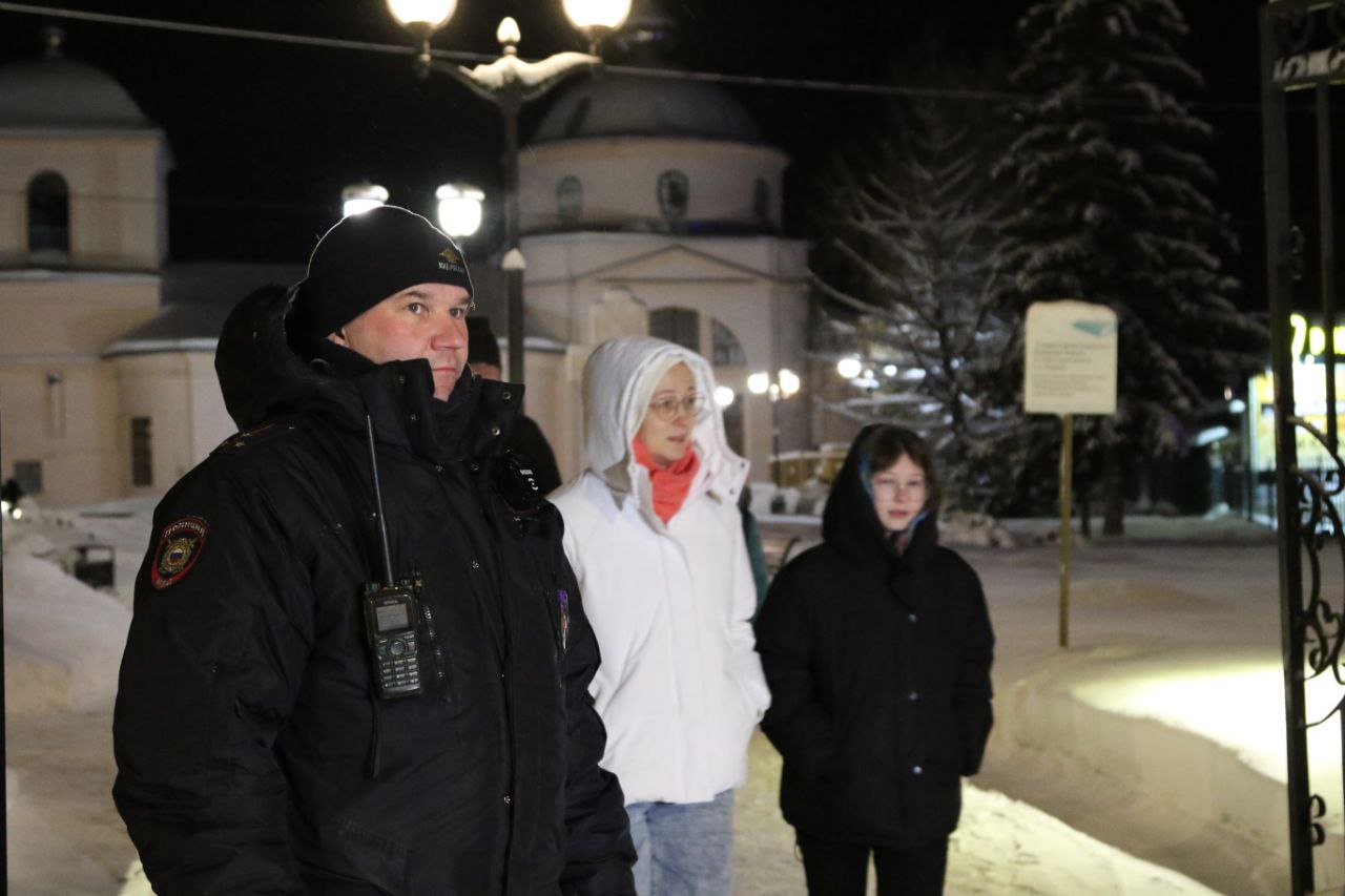 С Рождеством Христовым!. Полицейские Коми обеспечивают общественный порядок и безопасность граждан период Рождественского сочельника и праздничных богослужений С Рождеством Христовым!. Полицейские Коми обеспечивают общественный порядок и безопасность граждан период Рождественского сочельника и праздничных богослужений