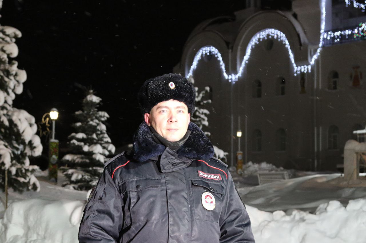 С Рождеством Христовым!. Полицейские Коми обеспечивают общественный порядок и безопасность граждан период Рождественского сочельника и праздничных богослужений С Рождеством Христовым!. Полицейские Коми обеспечивают общественный порядок и безопасность граждан период Рождественского сочельника и праздничных богослужений