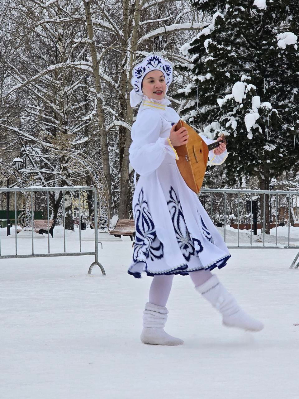 Накануне на Стефановской площади состоялось яркое мероприятие, посвящённое Рождеству Христову Накануне на Стефановской площади состоялось яркое мероприятие, посвящённое Рождеству Христову