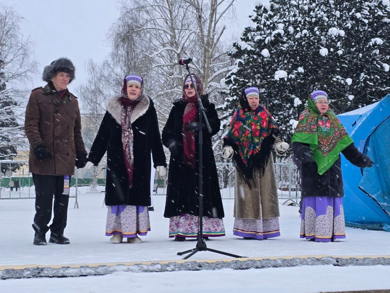 Накануне на Стефановской площади состоялось яркое мероприятие, посвящённое Рождеству Христову Накануне на Стефановской площади состоялось яркое мероприятие, посвящённое Рождеству Христову