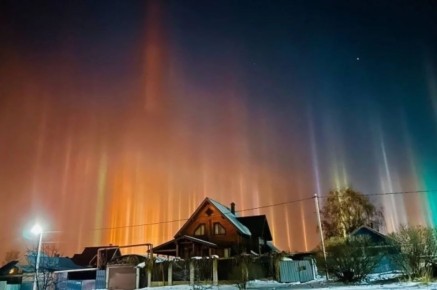 Яркие световые столбы наблюдали над западными регионами России минувшей ночью