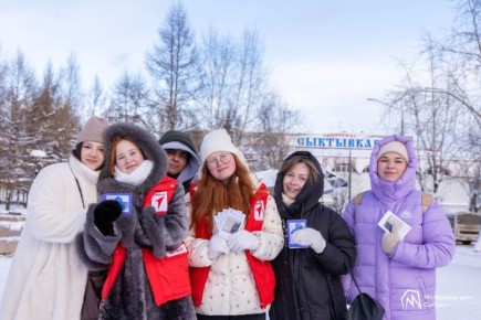 Максим Мартышин: Сегодня - в Татьянин день - в центре Сыктывкара активисты из Молодёжного центра и «Единой России» вышли на улицу с ростовым мишкой: прохожие останавливались, фотографировались, обнимались с медведем...