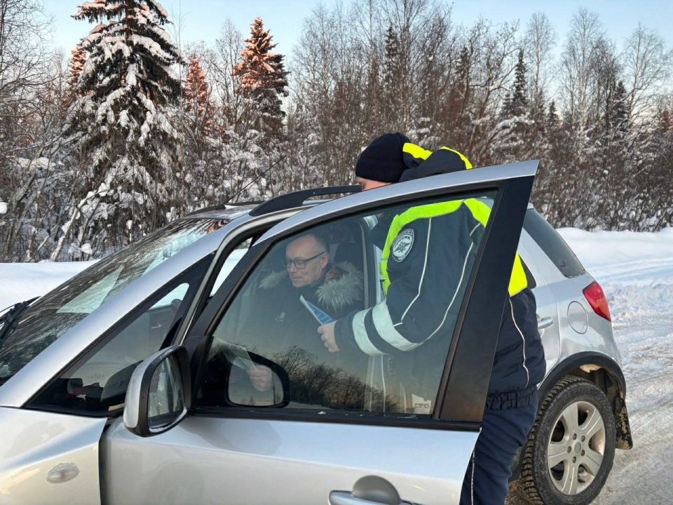 В Ухте сотрудники #Госавтоинспекции11 напомнили водителям о необходимости соблюдения ПДД при движении вне населённых пунктов
