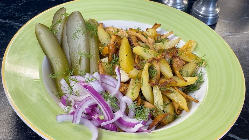 Жареная картошка с лисичками: простой и вкусный ужин