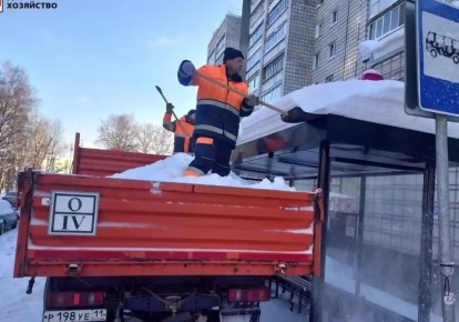 Максим Мартышин: Друзья, продолжаем расчищать кровли автобусных остановок