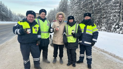Необычно и с душой: столичные автоинспекторы угощали водителей горячим чаем