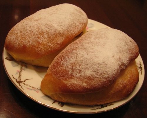 Дом снова наполнился ароматом — к чаю подают мягкие булочки с повидлом