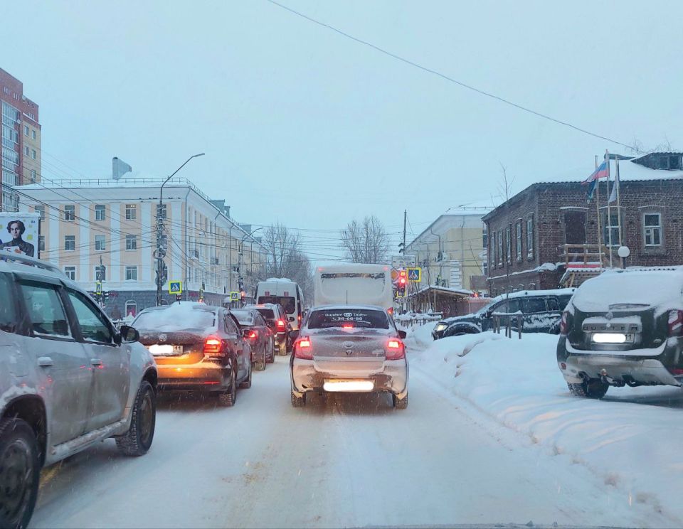 Максим Мартышин: Утреннее фото по пути на работу Сегодня в Сыктывкар пришла снежная погода, а это значит, что у дорожников и коммунальных предприятий будет много работы