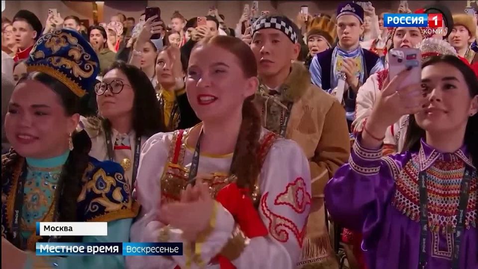 На открытии Года единства народов России Владимир Путин пообщался с заместителем председателя Госсовета Коми, Героем России Станиславом Кочевым