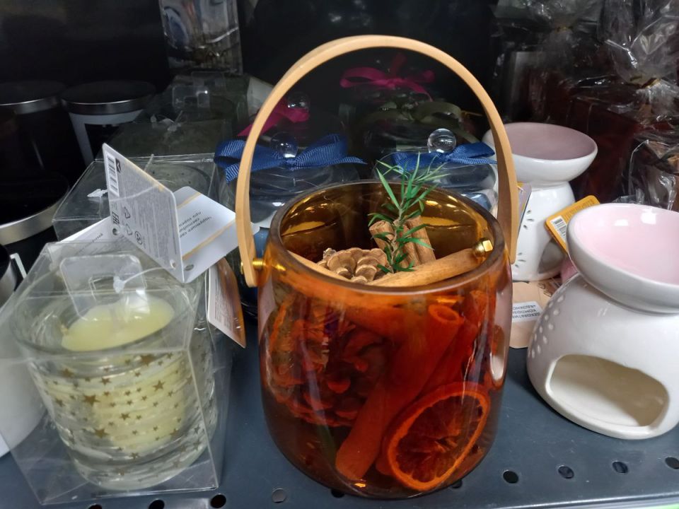 Креативный новогодний декор: горшок и шишки своими руками