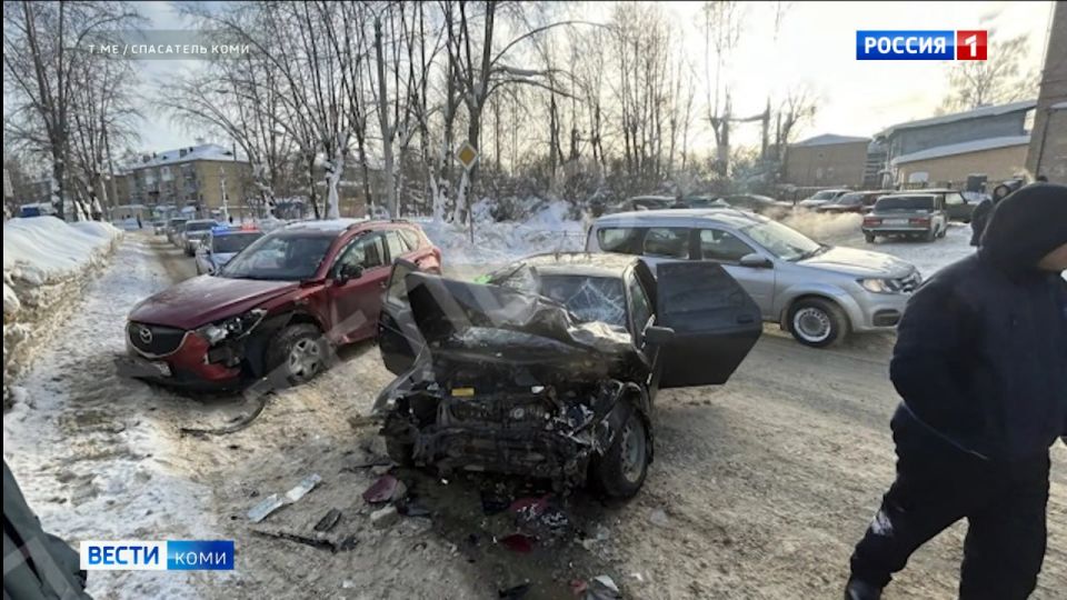 В Ухте пенсионер на Mazda столкнулся с ВАЗом, набитым молодёжью