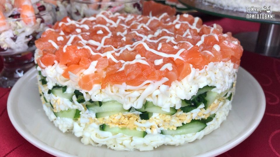 Праздничный салат с красной рыбой, который станет хитом вашего стола