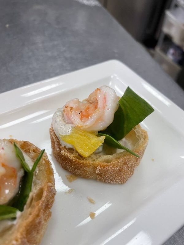 Невероятные тапас: креветки, шпинат и оригинальный соус