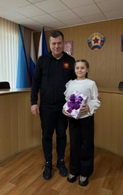 Зампредседателя Правительства Коми Эдуард Слабиков вручил сюрприз Майе из Ровеньков