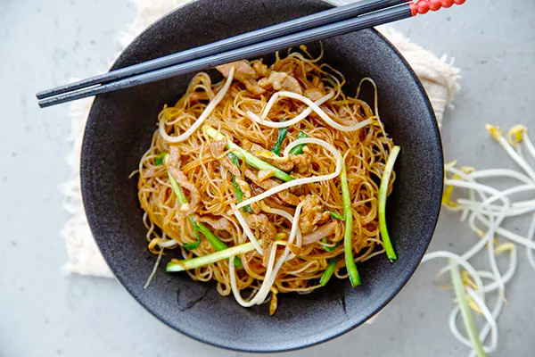 Ароматная свинина с рисовой лапшой: идеальное блюдо за короткое время