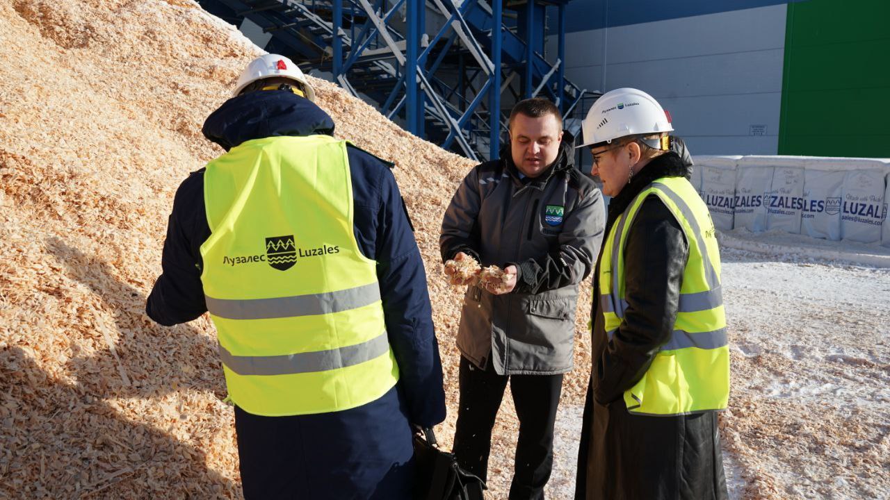 Сыктывкарский природоохранный межрайонный прокурор провел личный прием в трудовом коллективе ООО «Луза лес» Сыктывкарский природоохранный межрайонный прокурор провел личный прием в трудовом коллективе ООО «Луза лес»