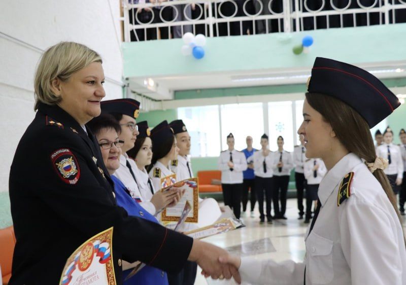 В Воркуте сотрудники полиции поздравили учащихся подшефных классов с Днем кадета