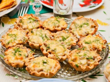 Необычные тарталетки с куриным мясом и грибами