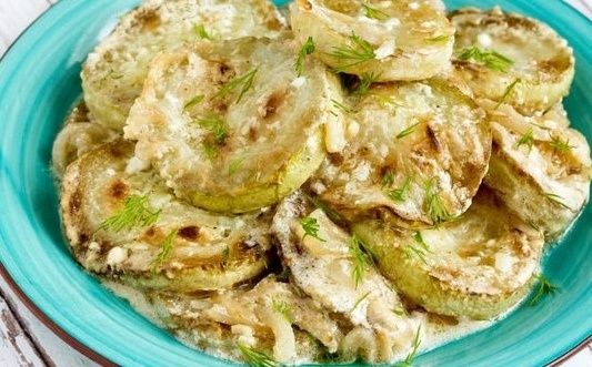 Нежные кабачки с луком в чесночном соусе: легкость и вкус на вашем столе
