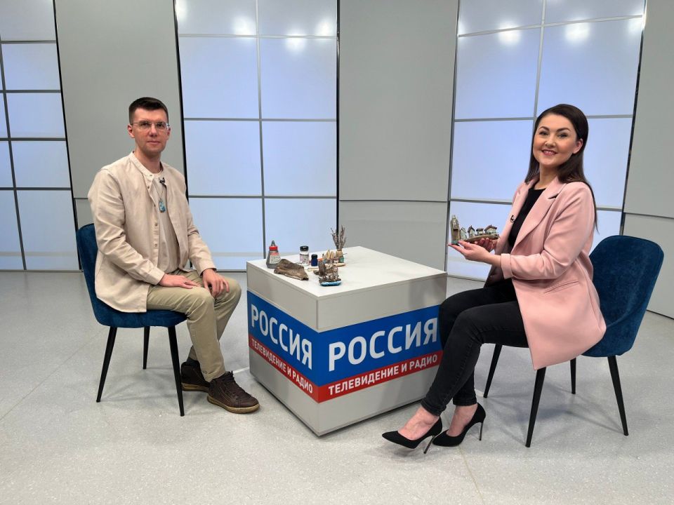 Сейчас во всем мире набирает популярность дрифтвуд – создание элементов декора из «дрейфующей древесины», выброшенной морем, рекой или озером на берег Таким необычным творчеством увлекается и мастер из Сыктывкара Евгений...