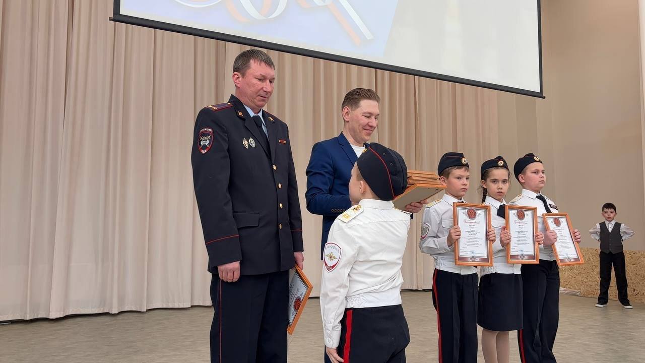 В преддверии Дня защитника Отечества сотрудники #Госавтоинспекции11 Сыктывкара поздравили подшефных кадетов школы № 38 В преддверии Дня защитника Отечества сотрудники #Госавтоинспекции11 Сыктывкара поздравили подшефных кадетов школы № 38