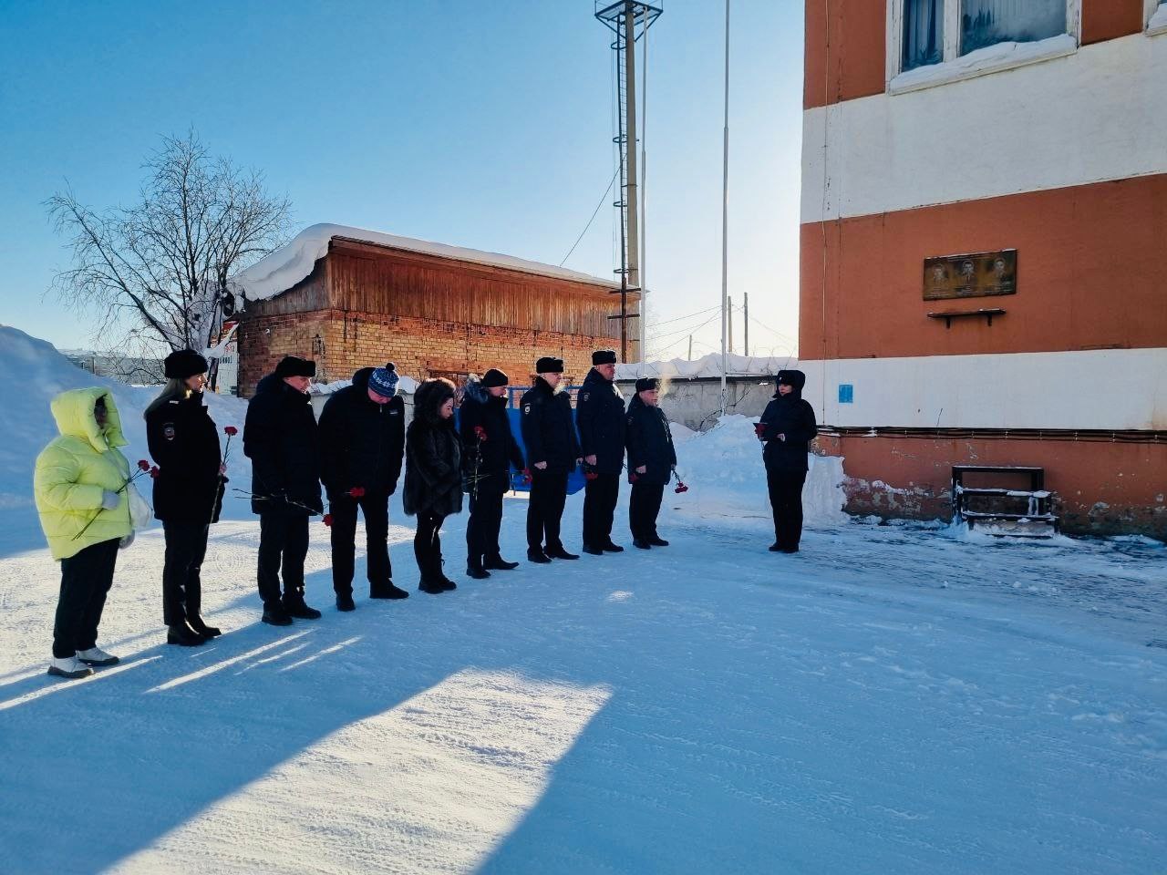 Полицейские Коми почтили память героев в День защитника Отечества Полицейские Коми почтили память героев в День защитника Отечества