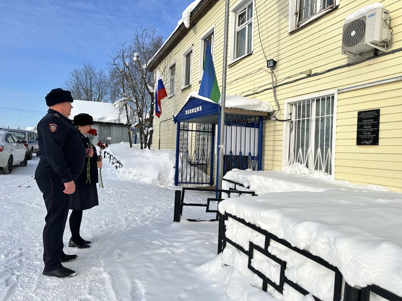Полицейские Коми почтили память героев в День защитника Отечества Полицейские Коми почтили память героев в День защитника Отечества