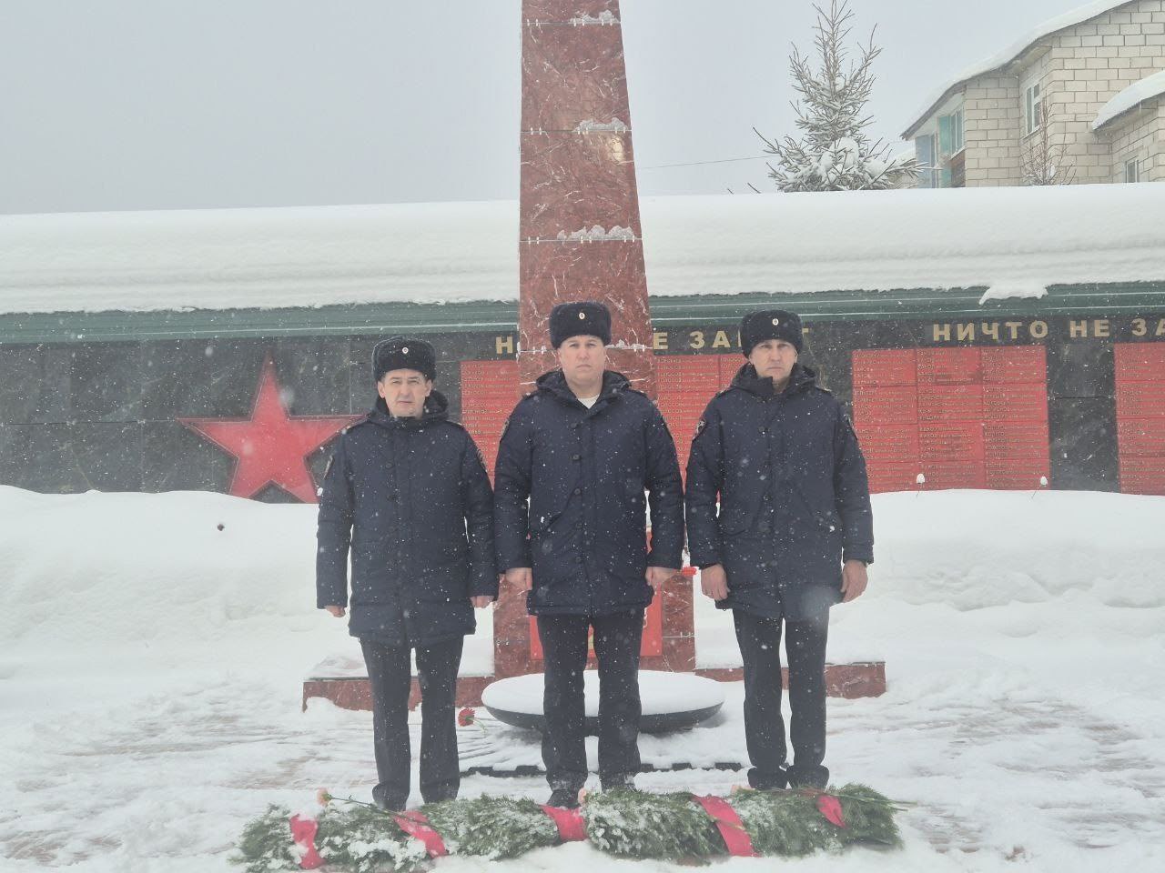 Полицейские Коми почтили память героев в День защитника Отечества Полицейские Коми почтили память героев в День защитника Отечества