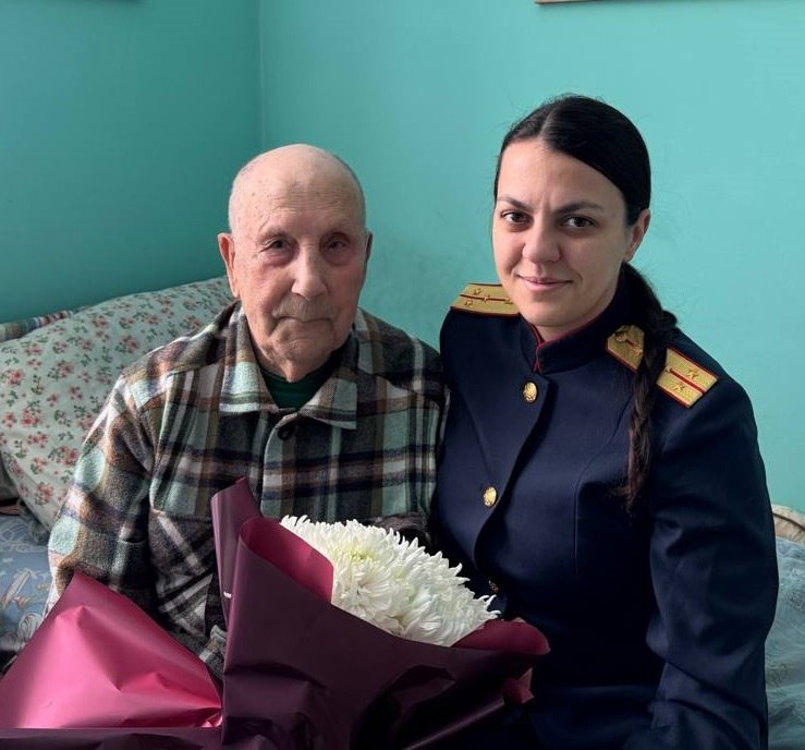 Представитель следственного управления поздравила ветерана Великой Отечественной войны Николая Акимовича Рочева с Днем защитника Отечества