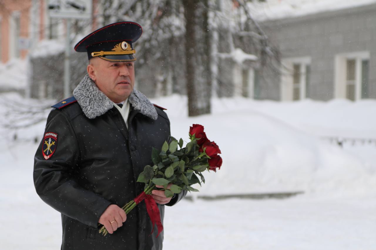 В Сыктывкаре почтили память сотрудников, погибших при исполнении служебного долга В Сыктывкаре почтили память сотрудников, погибших при исполнении служебного долга