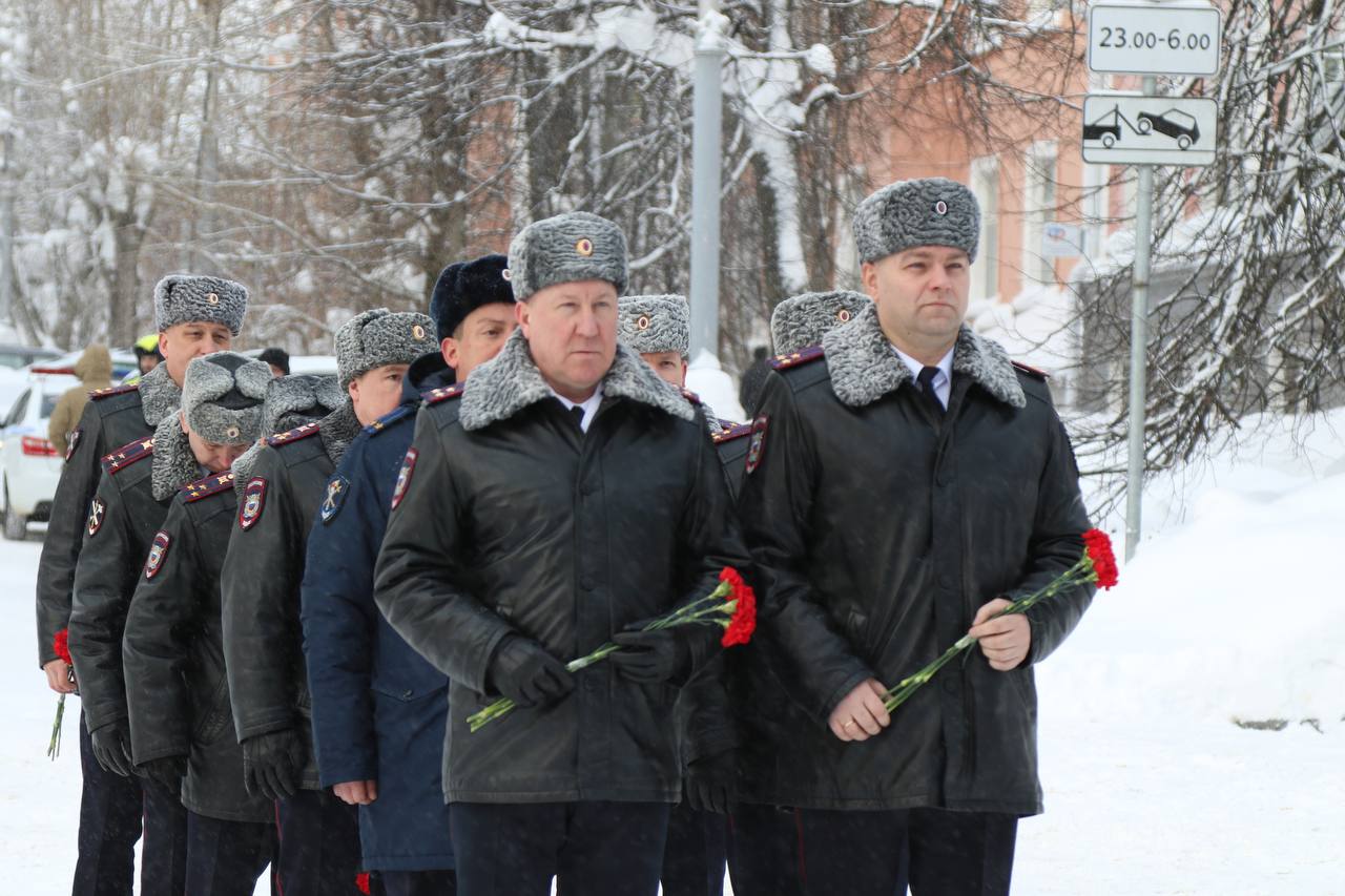 В Сыктывкаре почтили память сотрудников, погибших при исполнении служебного долга В Сыктывкаре почтили память сотрудников, погибших при исполнении служебного долга