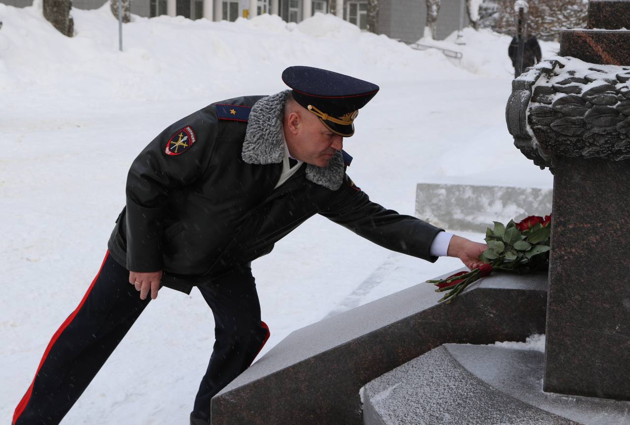 В Сыктывкаре почтили память сотрудников, погибших при исполнении служебного долга В Сыктывкаре почтили память сотрудников, погибших при исполнении служебного долга