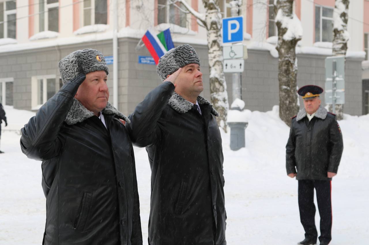 В Сыктывкаре почтили память сотрудников, погибших при исполнении служебного долга В Сыктывкаре почтили память сотрудников, погибших при исполнении служебного долга