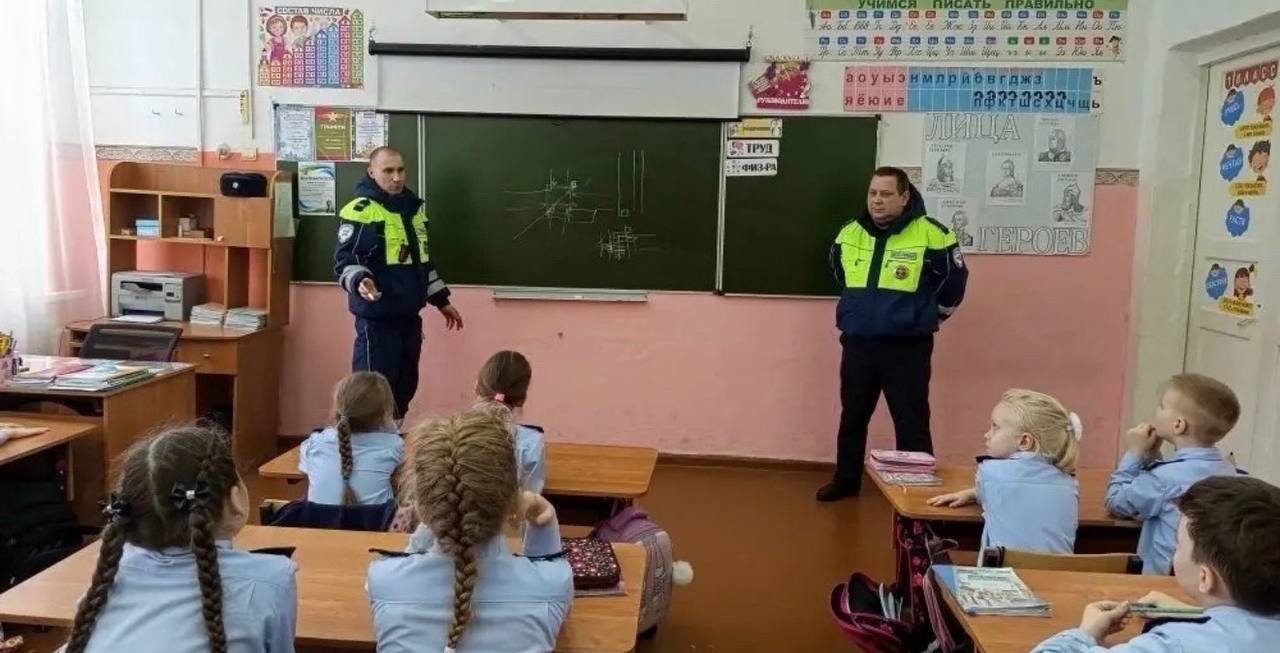 Сотрудники #Госавтоинспекции11 города Сосногорска в рамках профилактического мероприятия «Безопасная дорога» проводят беседы в школах Сотрудники #Госавтоинспекции11 города Сосногорска в рамках профилактического мероприятия «Безопасная дорога» проводят беседы в школах