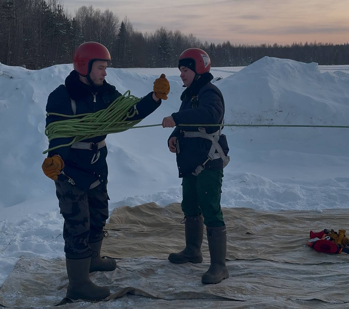 Руководителю Рослесхоза Ивану Советникову в рамках рабочей поездки в Республику Коми продемонстрировали воздушную тренировку парашютистов-десантников Руководителю Рослесхоза Ивану Советникову в рамках рабочей поездки в Республику Коми продемонстрировали воздушную тренировку парашютистов-десантников
