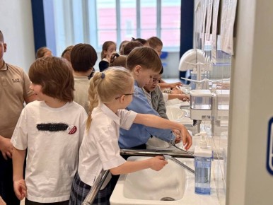 Максим Мартышин: Друзья, вчера мой первый заместитель - начальник управления образования Ольга Бригида совместно с активистами из Общественных палат Коми и Сыктывкара с депутатами города промониторили качество питания детей...