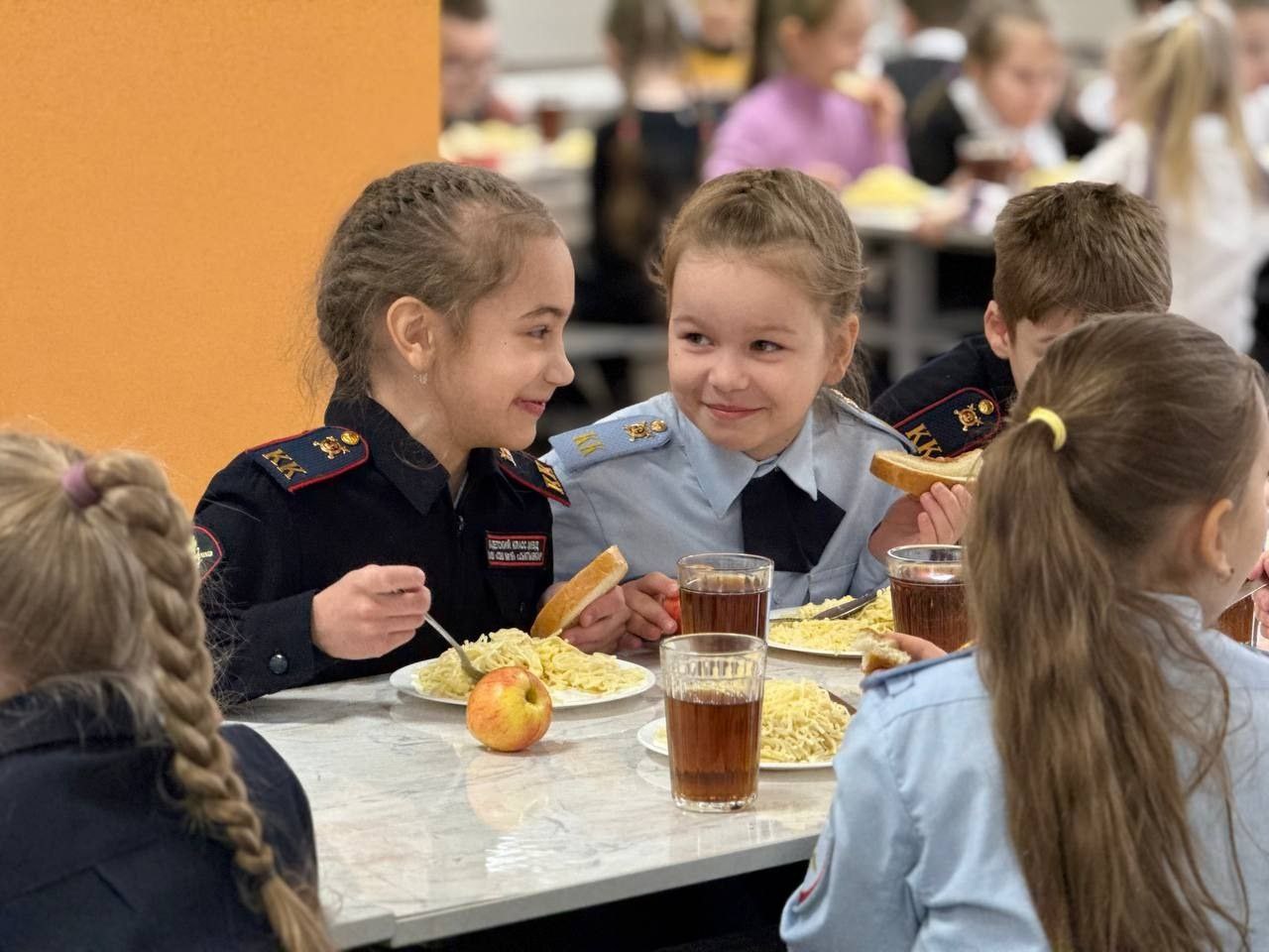 Максим Мартышин: Друзья, вчера мой первый заместитель - начальник управления образования Ольга Бригида совместно с активистами из Общественных палат Коми и Сыктывкара с депутатами города промониторили качество питания детей... Максим Мартышин: Друзья, вчера мой первый заместитель - начальник управления образования Ольга Бригида совместно с активистами из Общественных палат Коми и Сыктывкара с депутатами города промониторили качество питания детей...