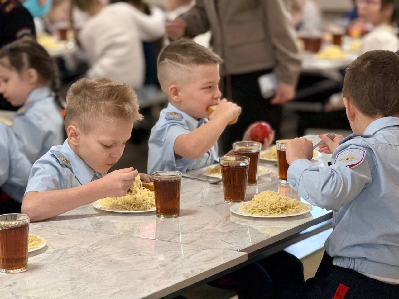 Максим Мартышин: Друзья, вчера мой первый заместитель - начальник управления образования Ольга Бригида совместно с активистами из Общественных палат Коми и Сыктывкара с депутатами города промониторили качество питания детей... Максим Мартышин: Друзья, вчера мой первый заместитель - начальник управления образования Ольга Бригида совместно с активистами из Общественных палат Коми и Сыктывкара с депутатами города промониторили качество питания детей...
